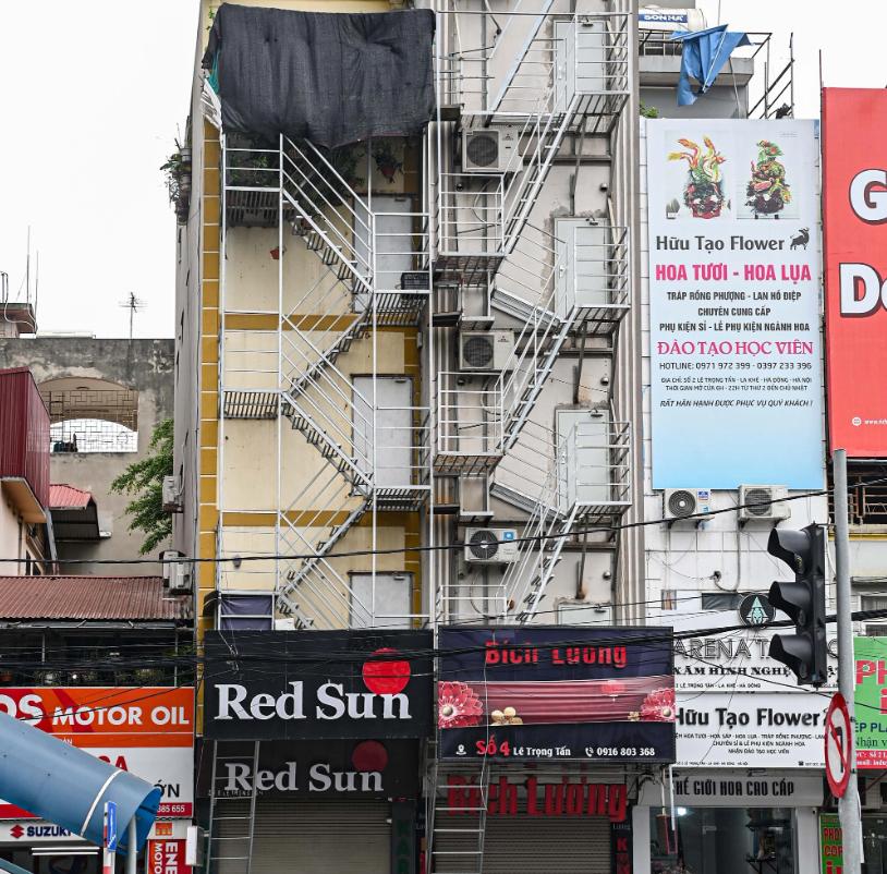 Thi công cầu thang thoát hiểm tại Phường Bình Tây 1