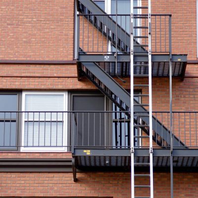 Thợ thi công thang thoát hiểm tại Phường An Tây Hội